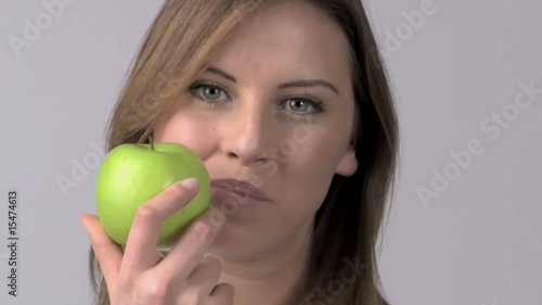 ragazza morde mela verde