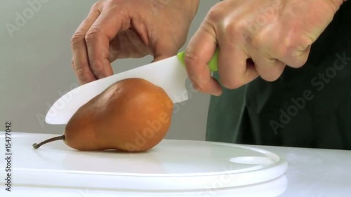 Una pera viene tagliata