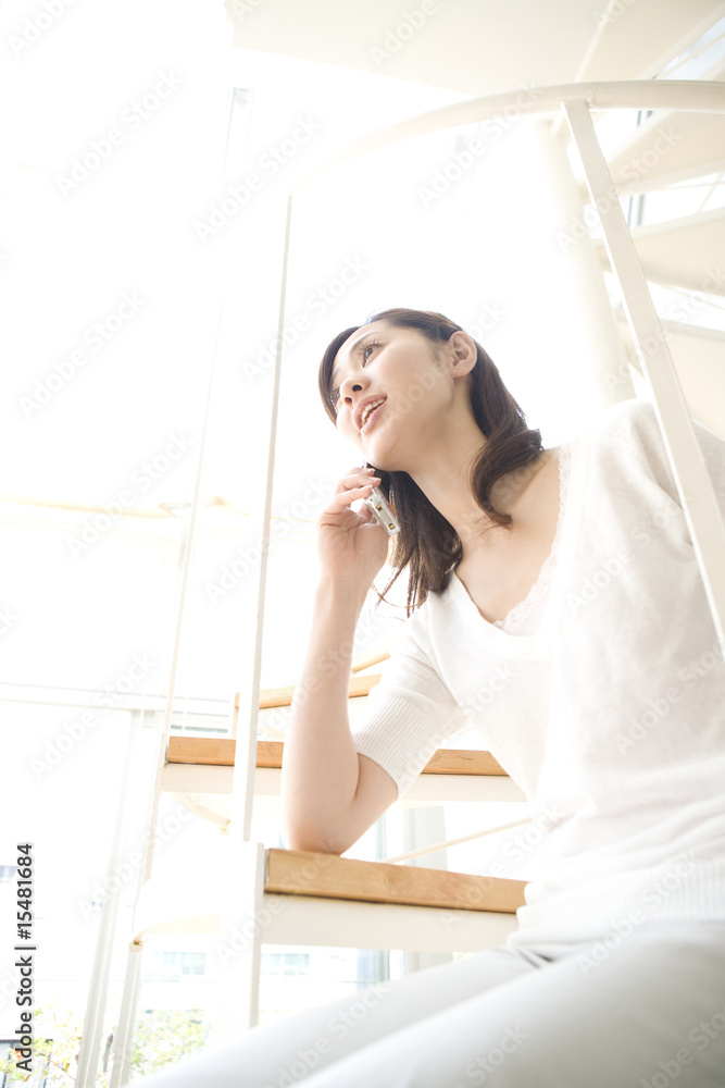 電話で話す女性 電話で話す女性