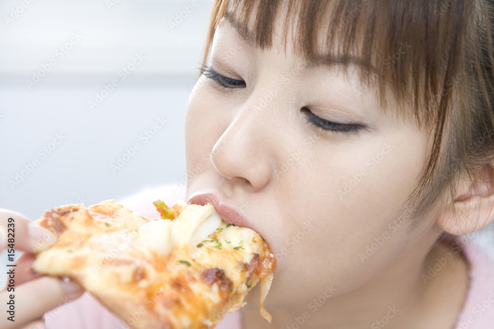 ピザを食べる女性