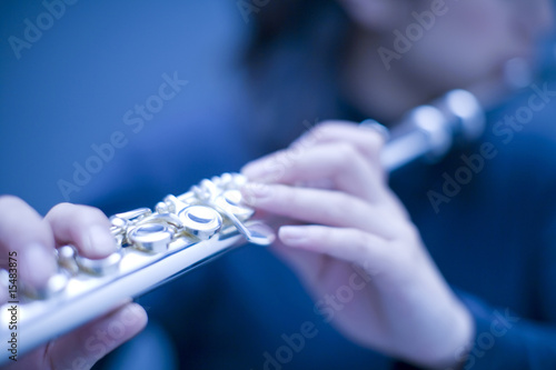 フルートを吹く女性 photo
