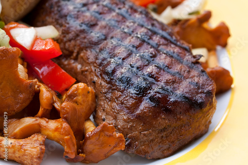 Rumpsteak(Roastbeef) - gegrillt,mit Salat,Pfifferlingen