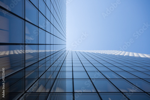 Bürofassade vor blauem Himmel