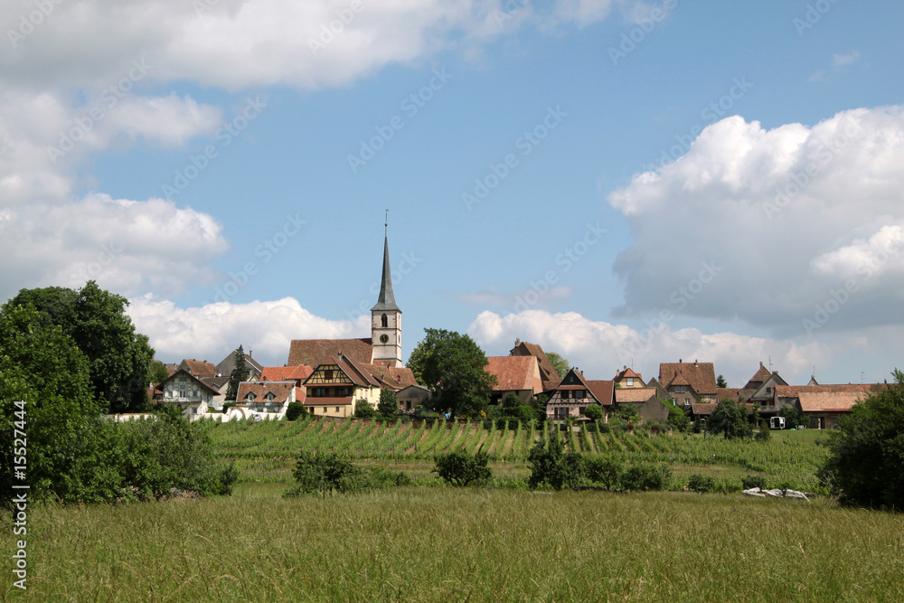 Dorf und Weinberge