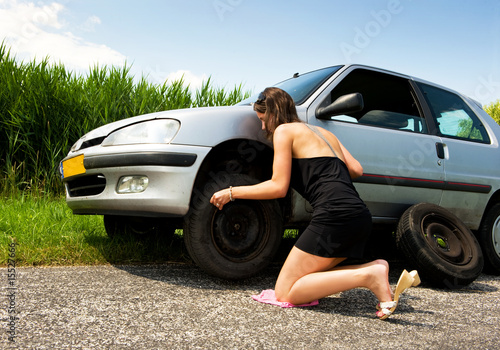 Changing a flat tire © corepics