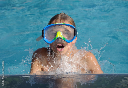 Junge im Pool mit Taucherbrille taucht auf © fotofrank