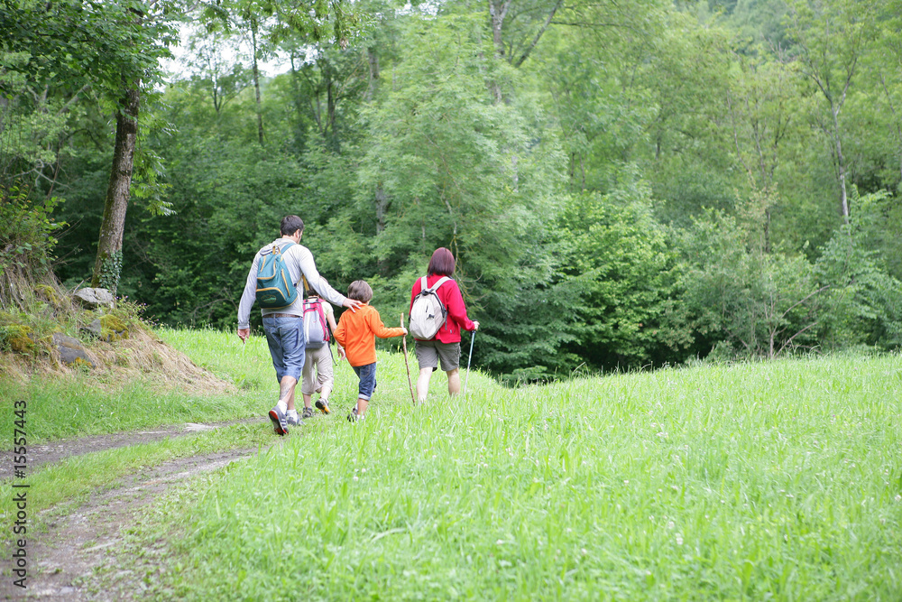 Fototapeta premium famille se baladant à la campagne