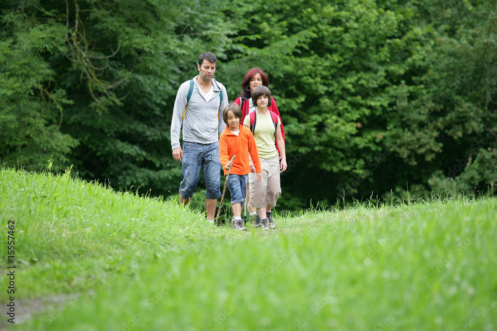 Parents avec enfants se baladant à la campagne Parents avec enfants se baladant à la campagne