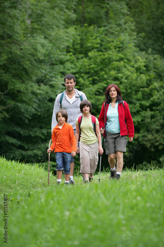 Homme et femme avec enfants se promenant à la campagne © auremar