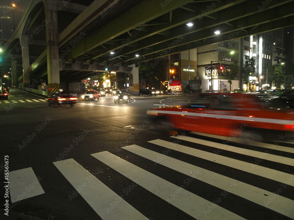 Obraz premium Taxi a toda velocidad en la noche de Tokio