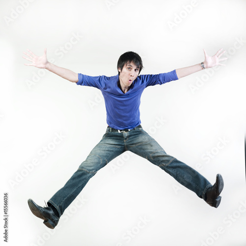 homme sautant jambes et bras écartés photo