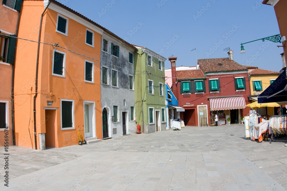 Blick auf farbenfrohen Häuser des Fischerdorfes Burano