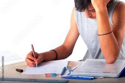 Collégien brun en révision