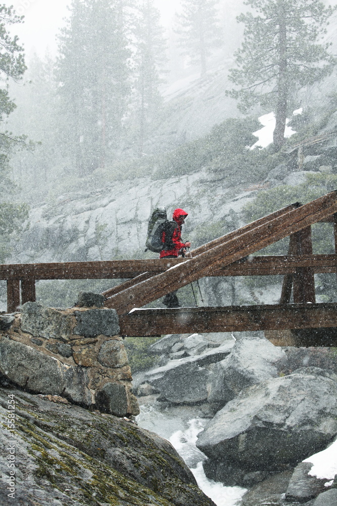 Obraz premium hiking in blizard