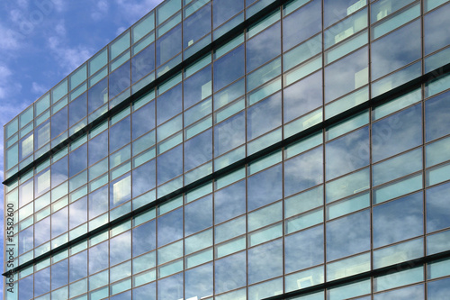 reflets de nuages sur immeuble en verre