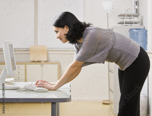 Fotografia Woman Looking at Computer