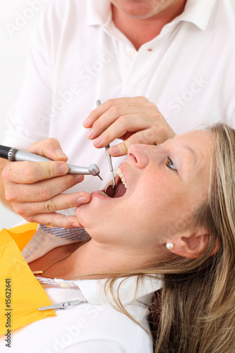 zahnarzt behandelt patientin