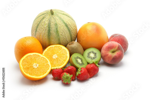 Assortiments de fruits sur fond blanc photo