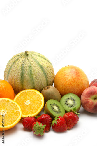 Assortiments de fruits sur fond blanc