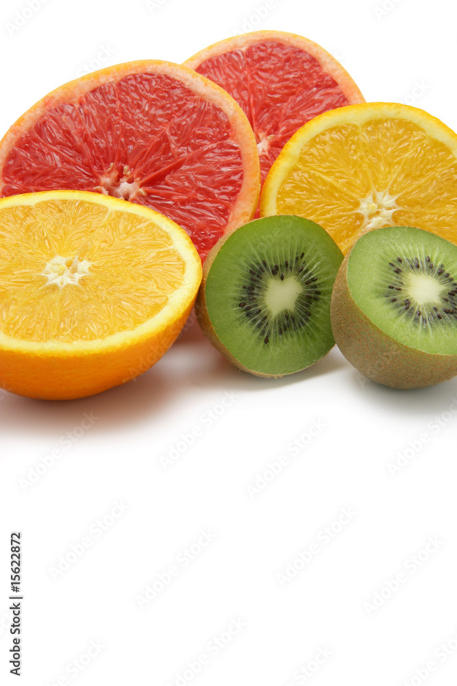 Pamplemousse, kiwi et orange coupés en deux sur fond blanc Pamplemousse, kiwi et orange coupés en deux sur fond blanc