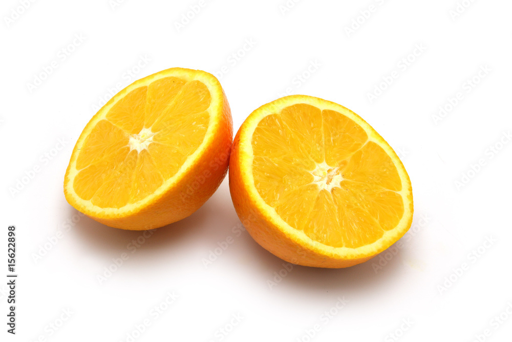 Orange coupée en deux sur fond blanc