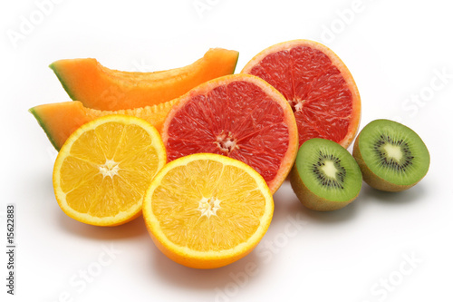 Fototapeta Naklejka Na Ścianę i Meble -  Assortiments de fruits sur fond blanc