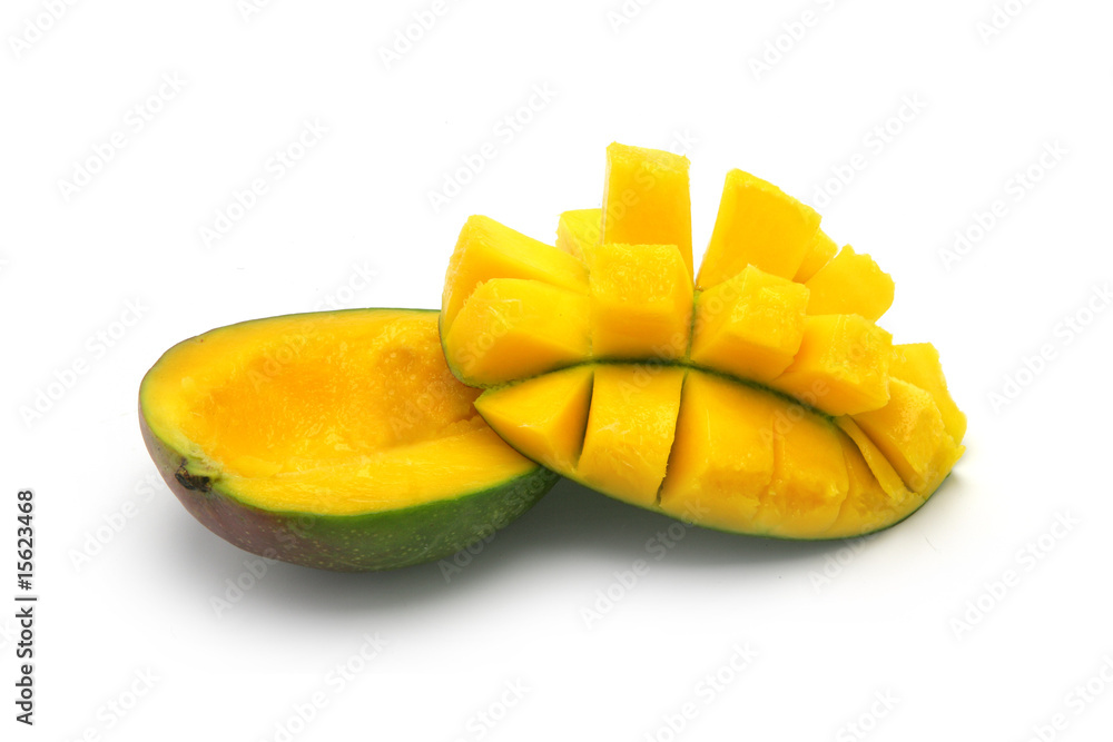 Mangue coupée en deux sur fond blanc Mangue coupée en deux sur fond blanc