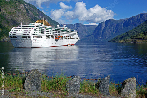 Obraz na płótnie Cruising ship in the fjord