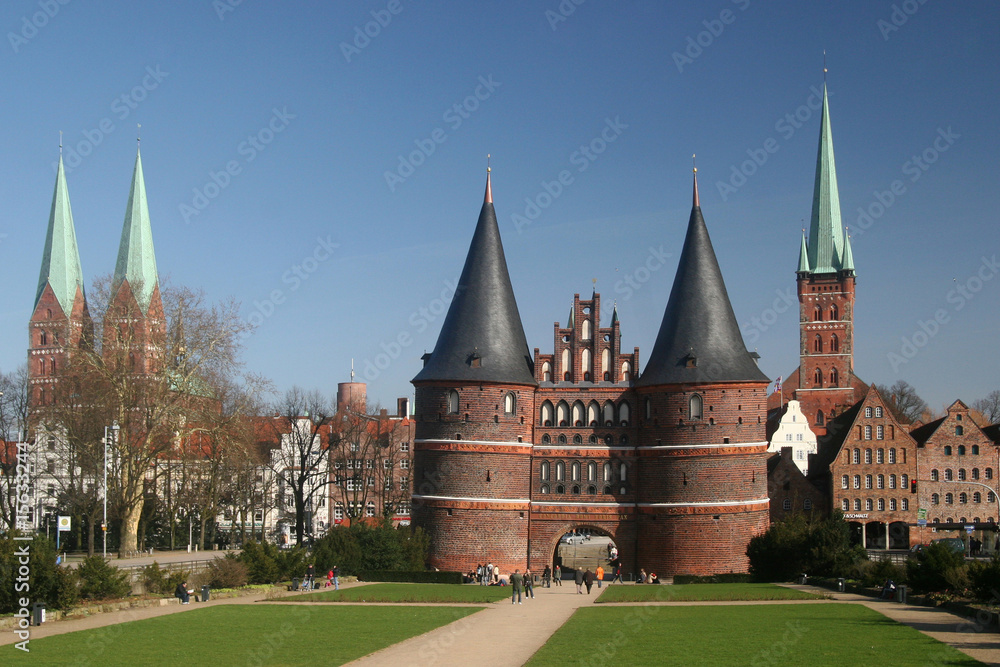 Altstadt von Lübeck mit dem Holstentor Stock-Foto | Adobe Stock