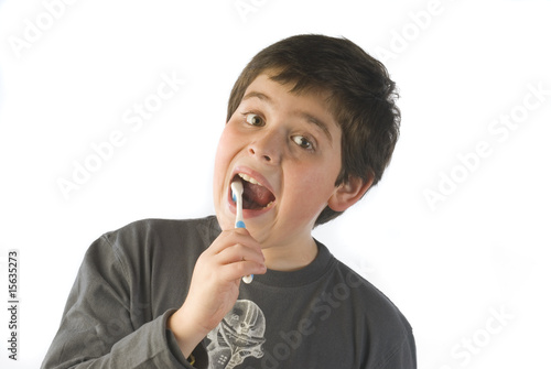 NIÑO LAVANDOSE DIENTES