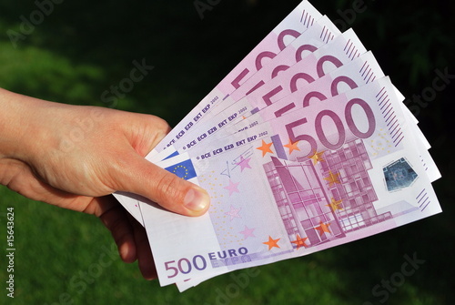 Frauenhand mit Geldscheinen