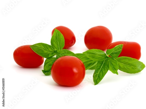 frische Tomaten und Basilikum