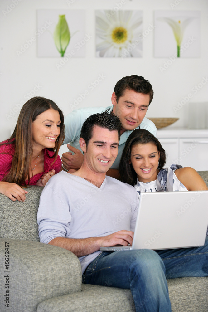 Groupe d'amis devant un ordinateur portable Groupe d'amis devant un ordinateur portable