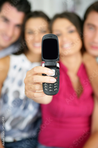 Groupe d'amis se photographiant avec un téléphone portable