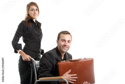 femme  poussant un homme d'ffaires invalide dans chaise roulante photo