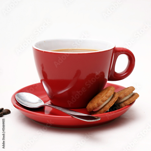 rote tasse kaffee mit keks photo