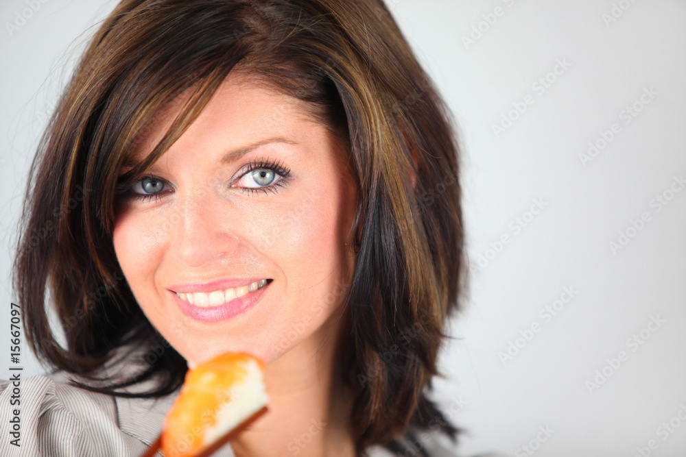 femme mangeant un sushi avec des baguettes sur fond blanc femme mangeant un sushi avec des baguettes sur fond blanc