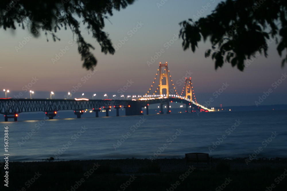 Naklejka premium Mackinaw bridge at dusk