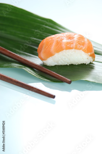 Sushi avec baguettes asiatiques