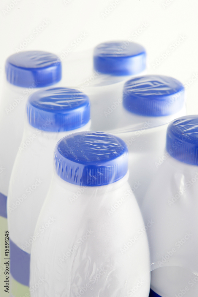 Bouteilles de lait sur fond blanc Bouteilles de lait sur fond blanc