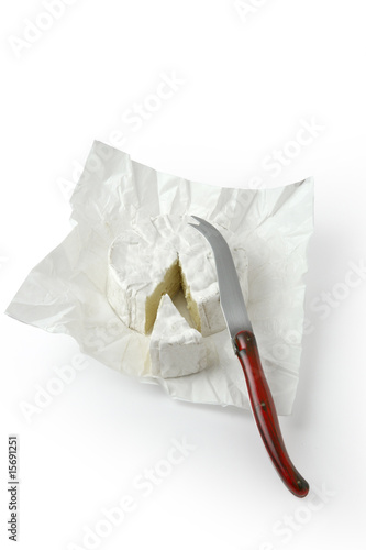 Camembert et couteau à fromage sur fond blanc