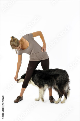 Obraz na plátně maitresse apprenant à son chien à slalomer entre ses jambes