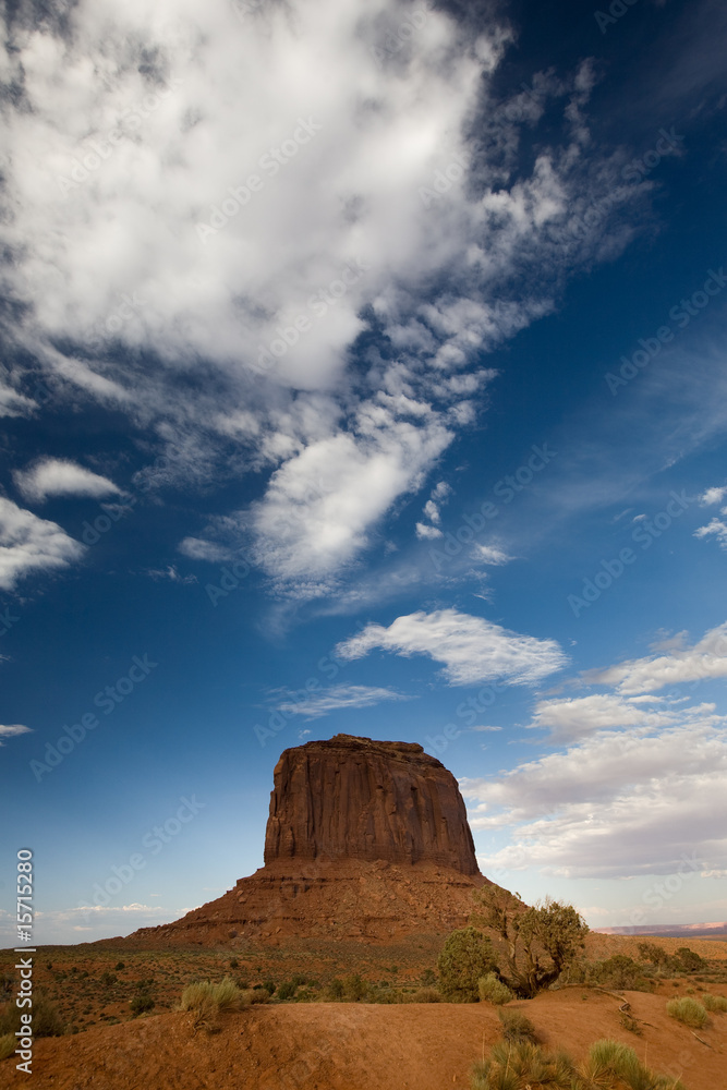 erodierte Sandsteinfelsen des Monument Valley vor blauem Himmel