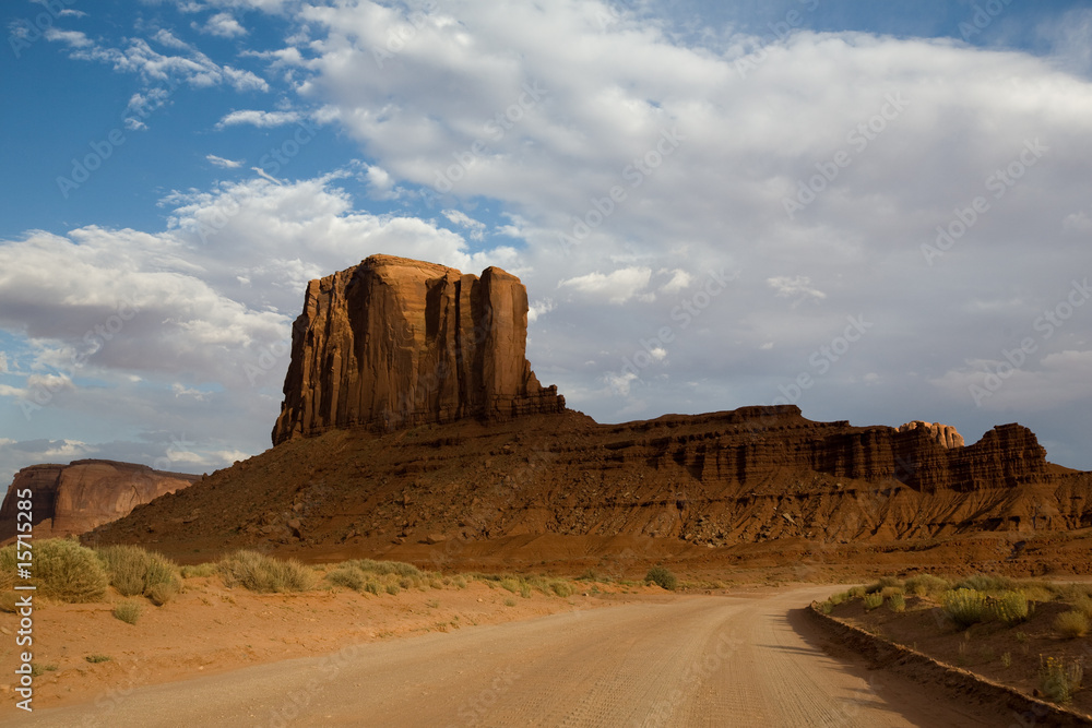 Felsen im Monument Valley unter blauem Himmel Felsen im Monument Valley unter blauem Himmel