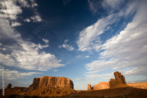 Felsen im Monument Valley unter blauem Himmel