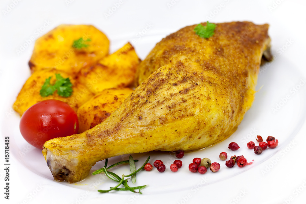 Hähnchen-Keule,gebraten mit Bratkartoffeln,Tomate Stock Photo | Adobe Stock