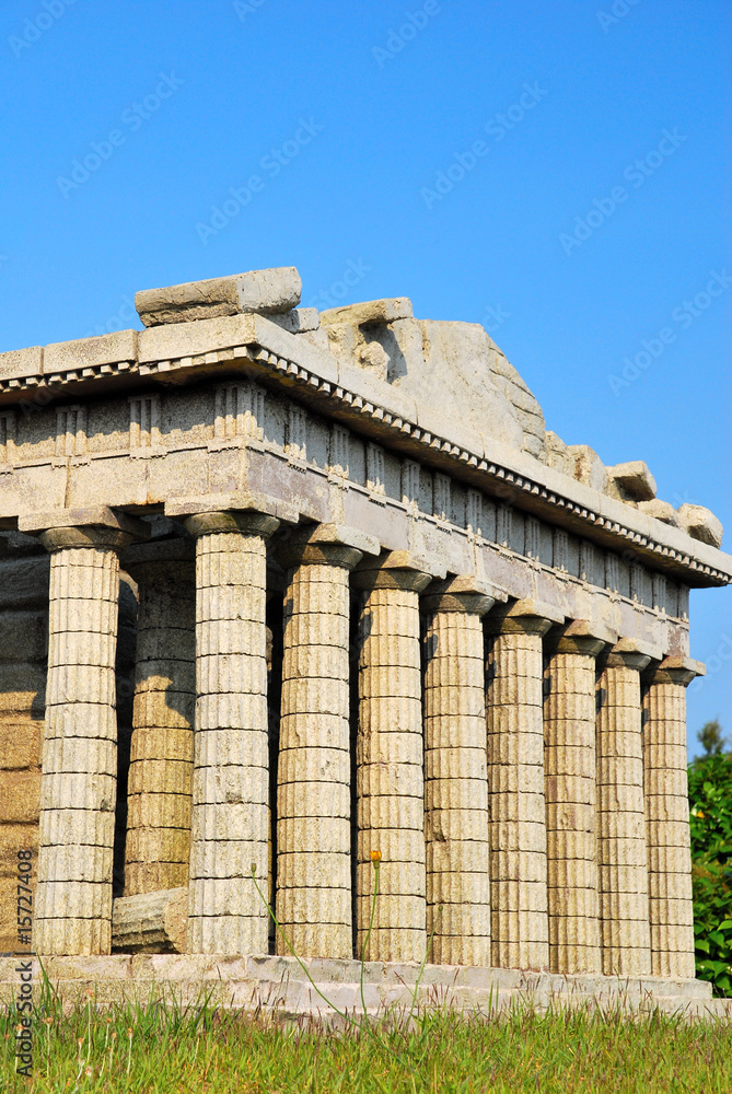 Fototapeta premium Side view of the Parthenon