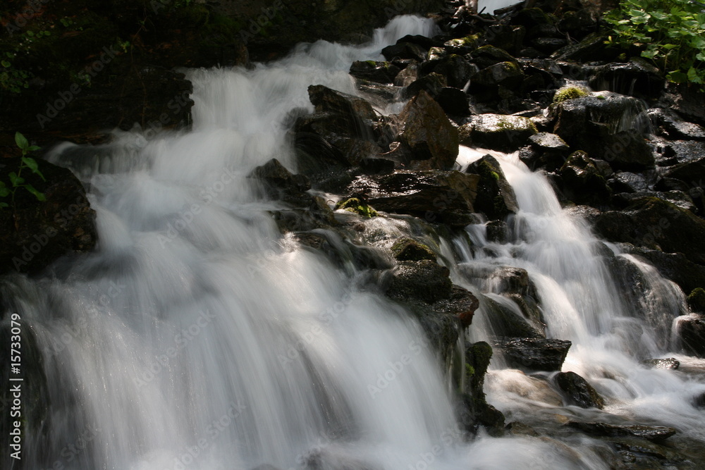Felsen im reißenden Fluss Felsen im reißenden Fluss