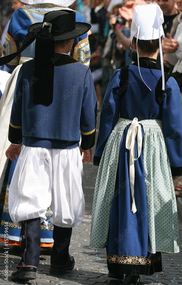enfants en costume breton traditionnel Photos | Adobe Stock