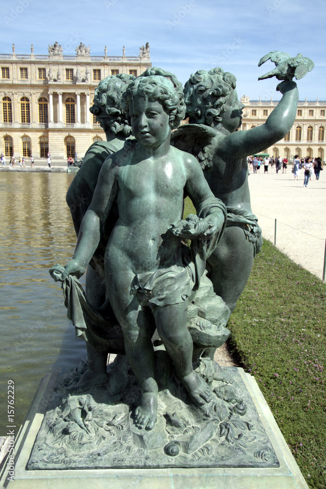 Versailles, statues en bronze et bassin